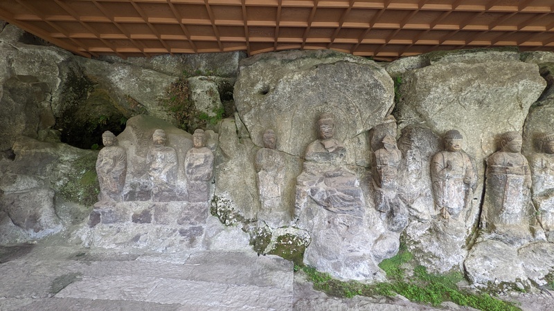 Usuki stone buddhas