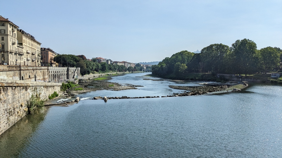 La rivero Po fluas tra Turino