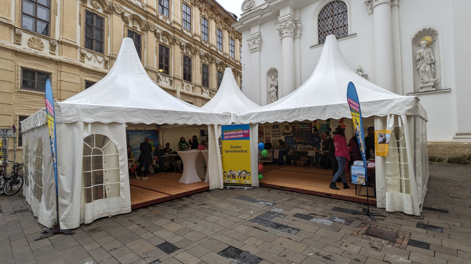 Tendo kun Esperanta grupo apud sia stando